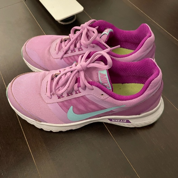 Must go before Jan 6th! Nike Sneakers Size 6 - Picture 1 of 4